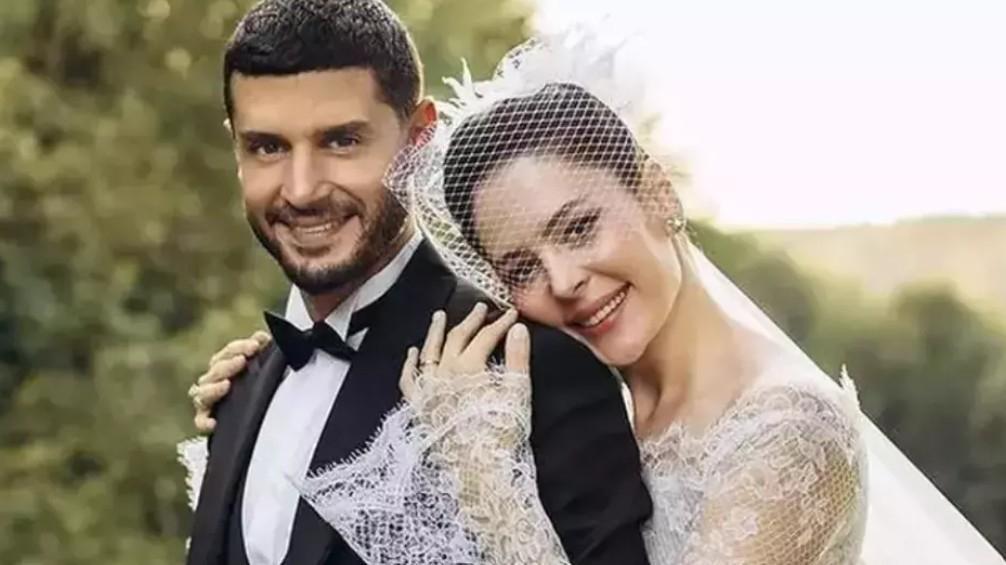 İç ısıtan kare Berk Oktay ve Yıldız Çağrı Atiksoy çiftinden mutlu aile pozu İç ısıtan kare Berk Oktay ve Yıldız Çağrı Atiksoy çiftinden mutlu aile pozu