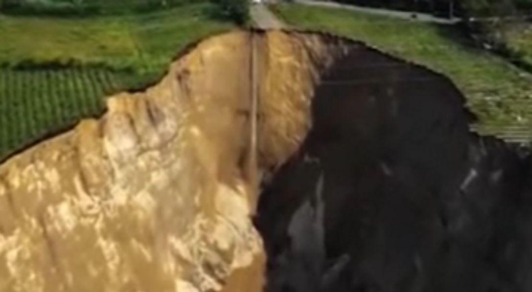 Dev obruk 3 hektarlık tarım arazisini yuttu En az 3 çeşit ürün yok oldu
