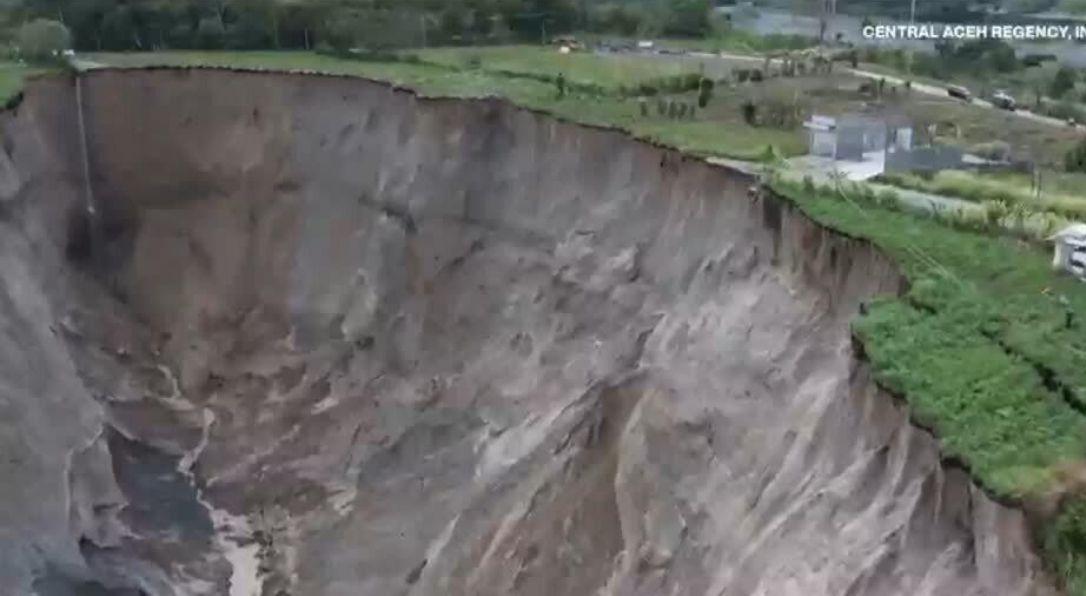 Dev obruk 3 hektarlık tarım arazisini yuttu En az 3 çeşit ürün yok oldu