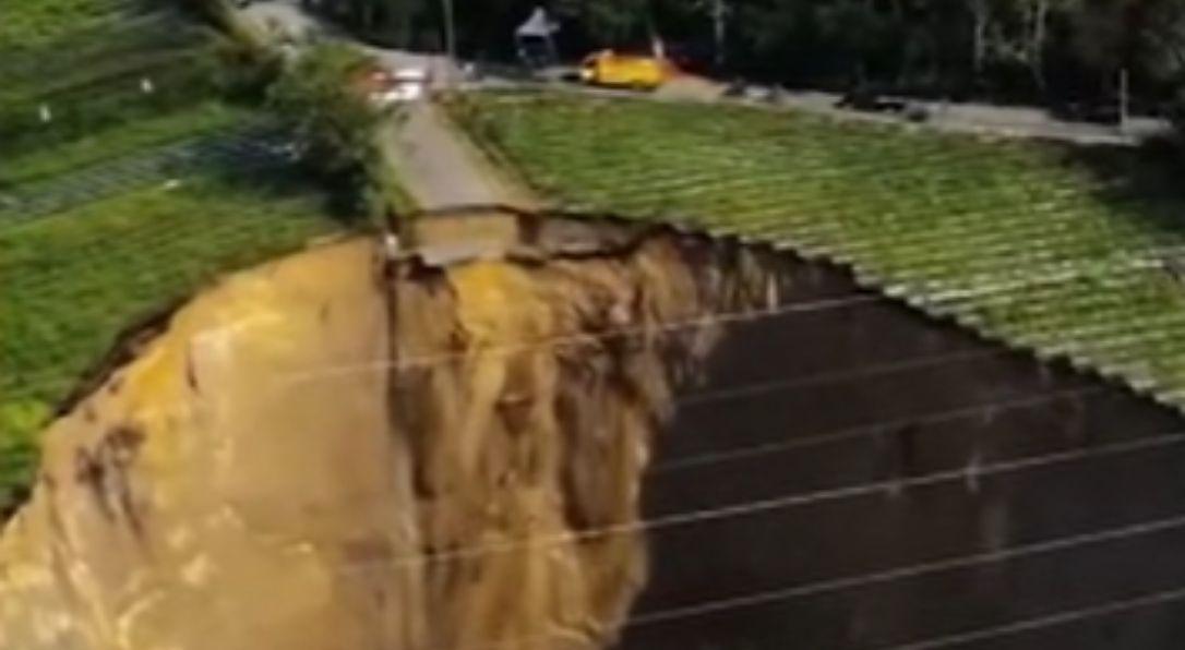 Dev obruk 3 hektarlık tarım arazisini yuttu En az 3 çeşit ürün yok oldu