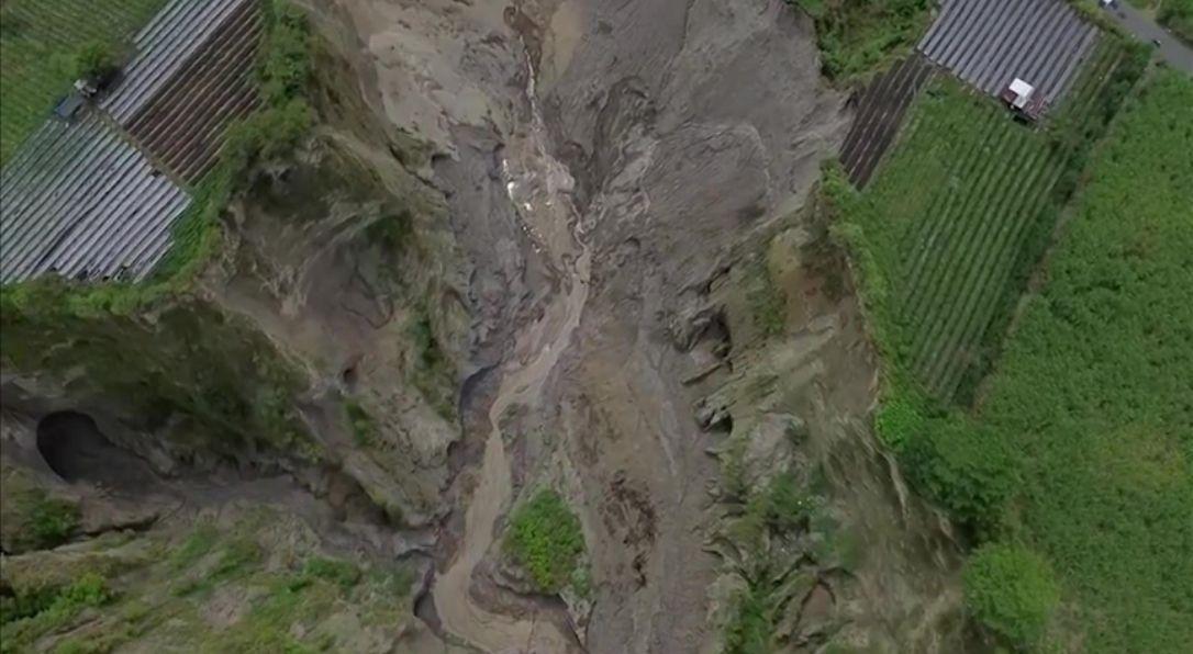 Dev obruk 3 hektarlık tarım arazisini yuttu En az 3 çeşit ürün yok oldu