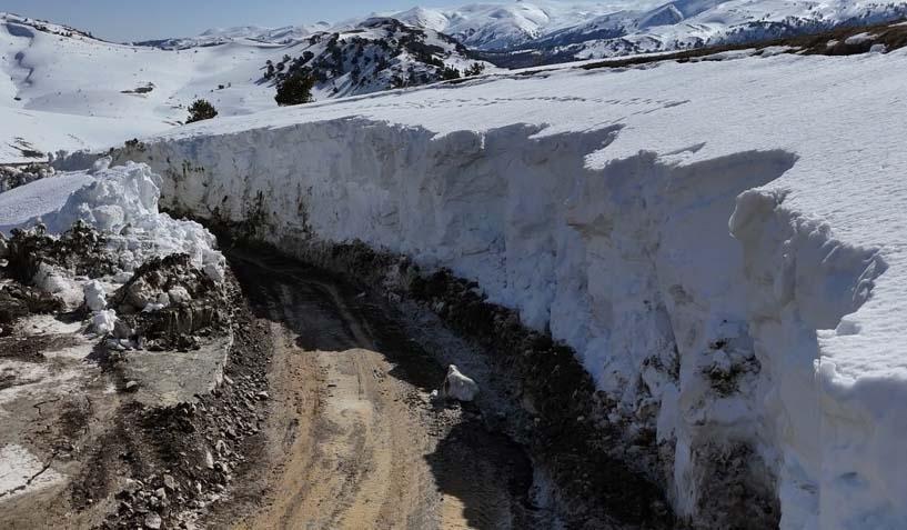 Kar kalınlığı 3 metreyi aştı Beyaz kabus geri dönüyor, evler kara gömüldü