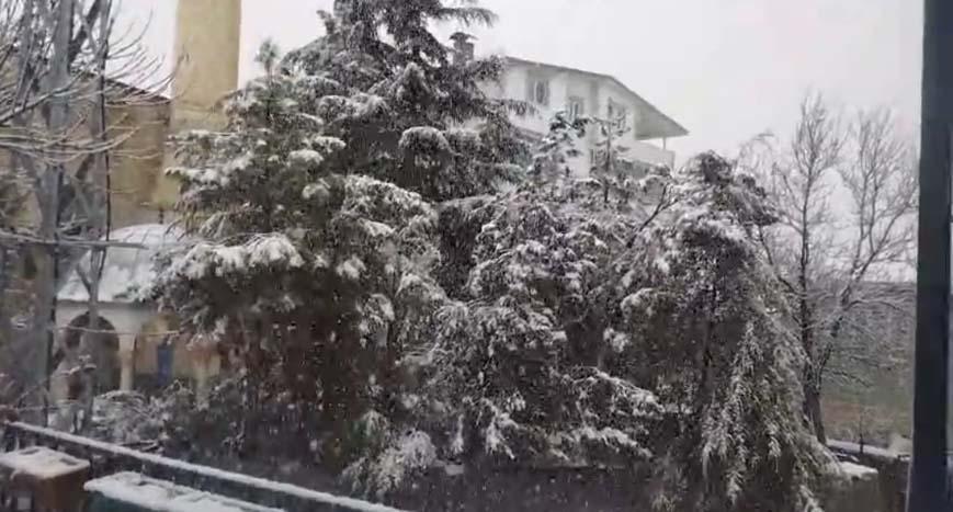 Kar kalınlığı 3 metreyi aştı Beyaz kabus geri dönüyor, evler kara gömüldü