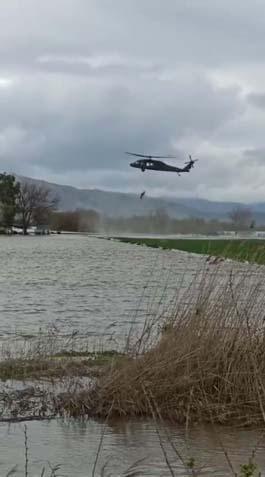 BÜYÜK MENDERES NEHRİ TAŞTI; MAHSUR KALAN ÇİFTLİK SAHİBİ, JANDARMA HELİKOPTERİ İLE KURTARILDI