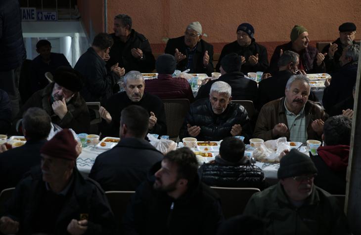 Karadeniz fıkrası gibi mahalle Komşular bir adımla il değiştiriyor, bir dakika farkla iftar açıyor
