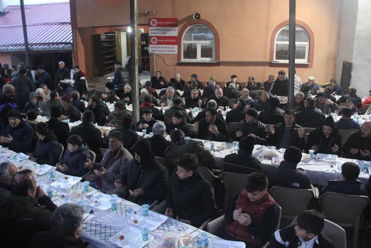 Karadeniz fıkrası gibi mahalle Komşular bir adımla il değiştiriyor, bir dakika farkla iftar açıyor