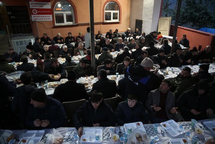 Karadeniz fıkrası gibi mahalle Komşular bir adımla il değiştiriyor, bir dakika farkla iftar açıyor