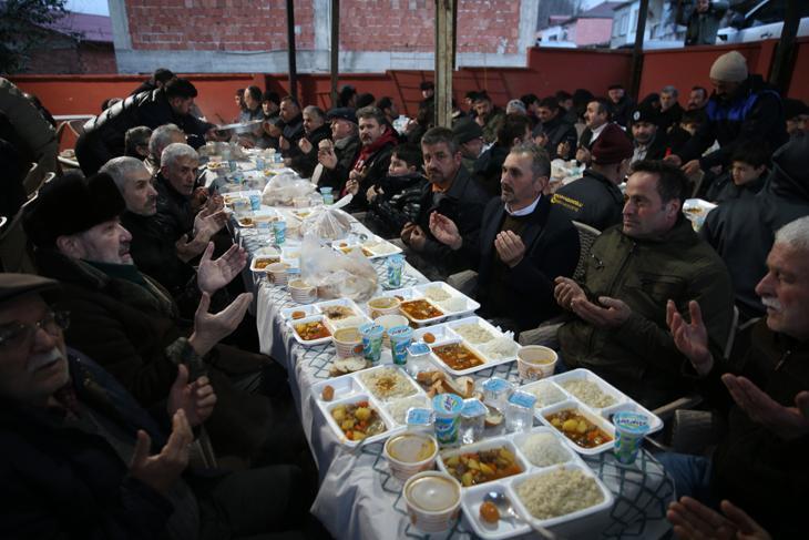 Karadeniz fıkrası gibi mahalle Komşular bir adımla il değiştiriyor, bir dakika farkla iftar açıyor