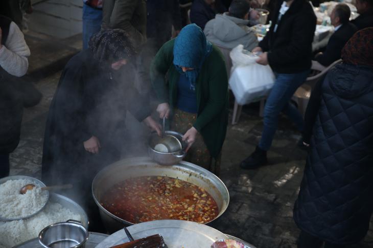 Karadeniz fıkrası gibi mahalle Komşular bir adımla il değiştiriyor, bir dakika farkla iftar açıyor