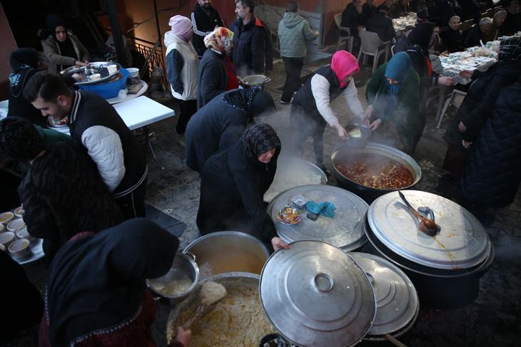 Karadeniz fıkrası gibi mahalle Komşular bir adımla il değiştiriyor, bir dakika farkla iftar açıyor