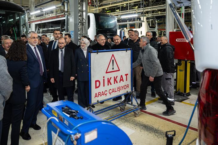 Çalışma ve Sosyal Güvenlik Bakanı Işıkhan, ilk iftarını fabrika işçileriyle yaptı