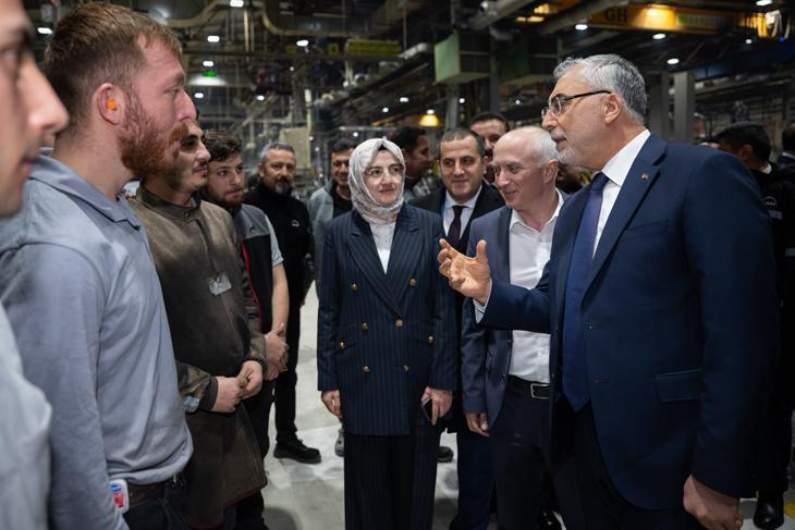 Çalışma ve Sosyal Güvenlik Bakanı Işıkhan, ilk iftarını fabrika işçileriyle yaptı