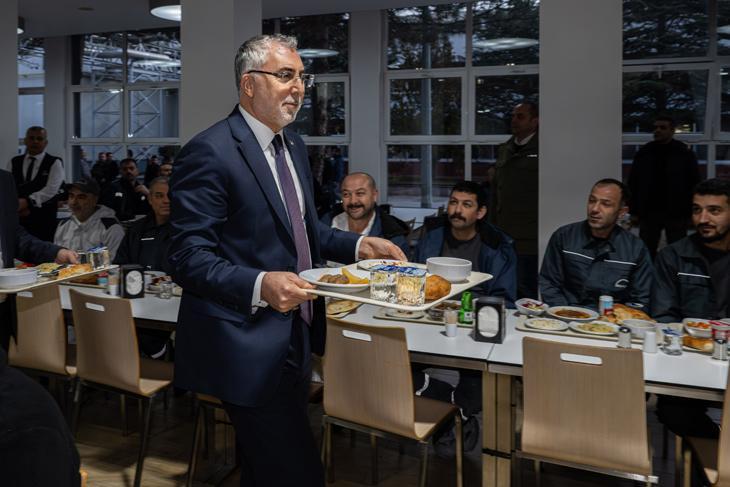 Çalışma ve Sosyal Güvenlik Bakanı Işıkhan, ilk iftarını fabrika işçileriyle yaptı
