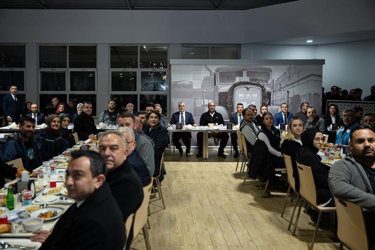 Çalışma ve Sosyal Güvenlik Bakanı Işıkhan, ilk iftarını fabrika işçileriyle yaptı