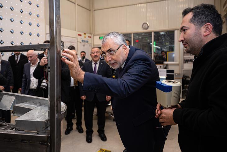 Çalışma ve Sosyal Güvenlik Bakanı Işıkhan, ilk iftarını fabrika işçileriyle yaptı
