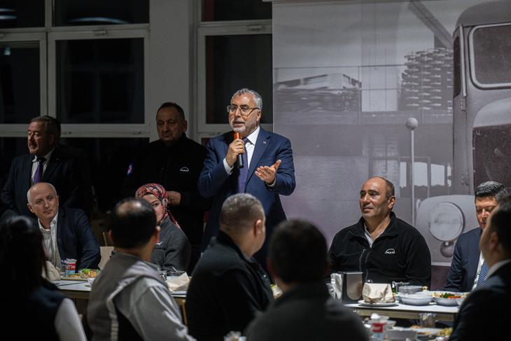 Çalışma ve Sosyal Güvenlik Bakanı Işıkhan, ilk iftarını fabrika işçileriyle yaptı