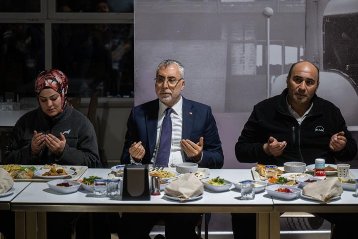 Çalışma ve Sosyal Güvenlik Bakanı Işıkhan, ilk iftarını fabrika işçileriyle yaptı
