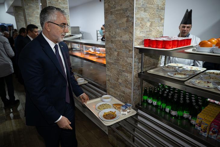 Çalışma ve Sosyal Güvenlik Bakanı Işıkhan, ilk iftarını fabrika işçileriyle yaptı