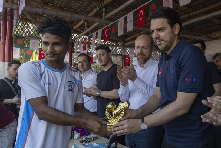 Bilal Erdoğan ile TİKA Başkanı Eren, Bangladeşte Arakan mülteci kampını ziyaret etti