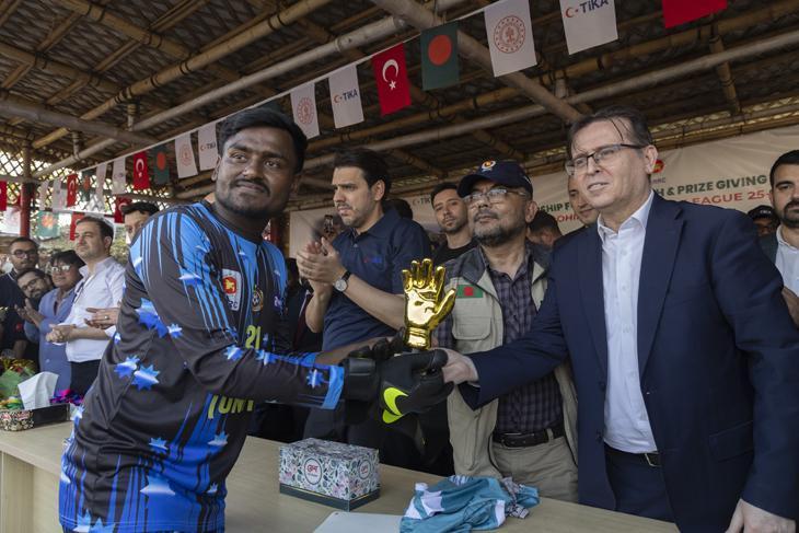 Bilal Erdoğan ile TİKA Başkanı Eren, Bangladeşte Arakan mülteci kampını ziyaret etti