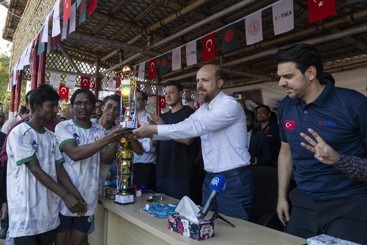 Bilal Erdoğan ile TİKA Başkanı Eren, Bangladeşte Arakan mülteci kampını ziyaret etti