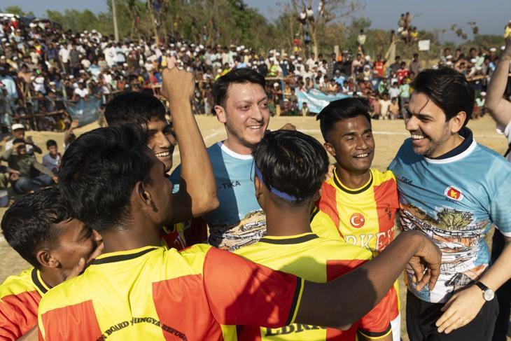 Bilal Erdoğan ile TİKA Başkanı Eren, Bangladeşte Arakan mülteci kampını ziyaret etti