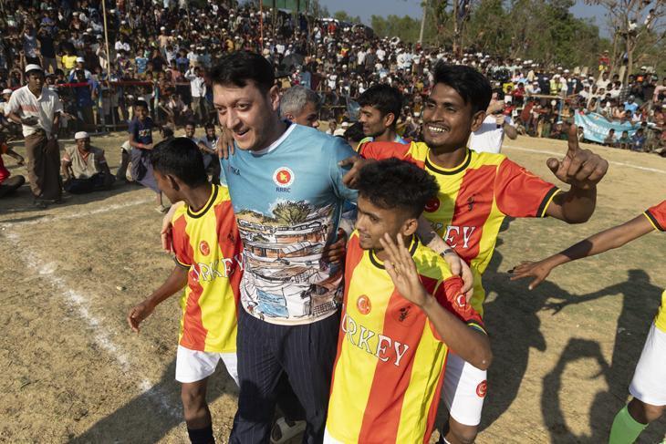 Bilal Erdoğan ile TİKA Başkanı Eren, Bangladeşte Arakan mülteci kampını ziyaret etti