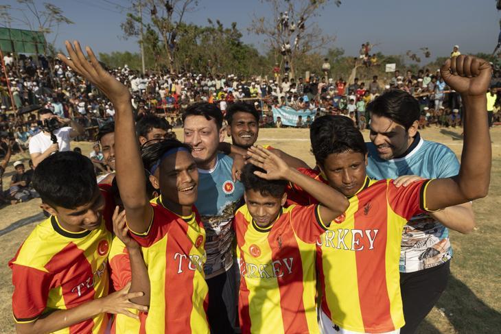 Bilal Erdoğan ile TİKA Başkanı Eren, Bangladeşte Arakan mülteci kampını ziyaret etti