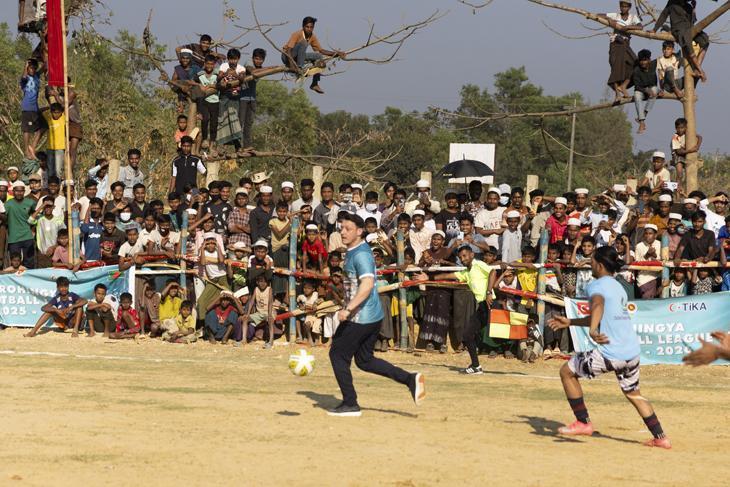 Bilal Erdoğan ile TİKA Başkanı Eren, Bangladeşte Arakan mülteci kampını ziyaret etti