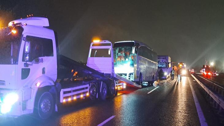 Anadolu Otoyolunda 16 araç birbirine girdi Zincirleme kazada çok sayıda yaralı var