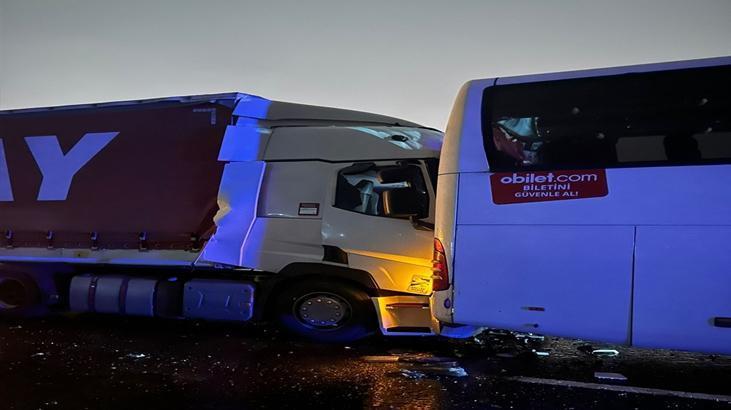 Anadolu Otoyolunda 16 araç birbirine girdi Zincirleme kazada çok sayıda yaralı var