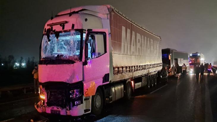 Anadolu Otoyolunda 16 araç birbirine girdi Zincirleme kazada çok sayıda yaralı var