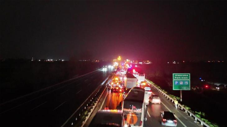 Anadolu Otoyolunda 16 araç birbirine girdi Zincirleme kazada çok sayıda yaralı var