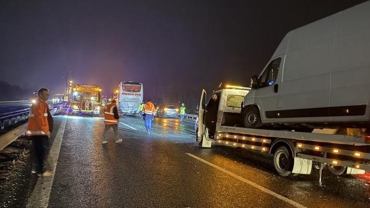 Anadolu Otoyolunda 16 araç birbirine girdi Zincirleme kazada çok sayıda yaralı var