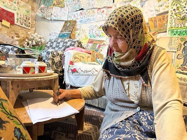 74 yaşında Okuma yazması yok ama evini gören şoke oluyor Üzüldüğünde ve sevindiğinde ilk yaptığım şey