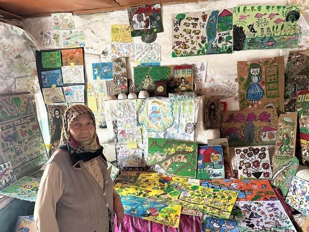 74 yaşında Okuma yazması yok ama evini gören şoke oluyor Üzüldüğünde ve sevindiğinde ilk yaptığım şey