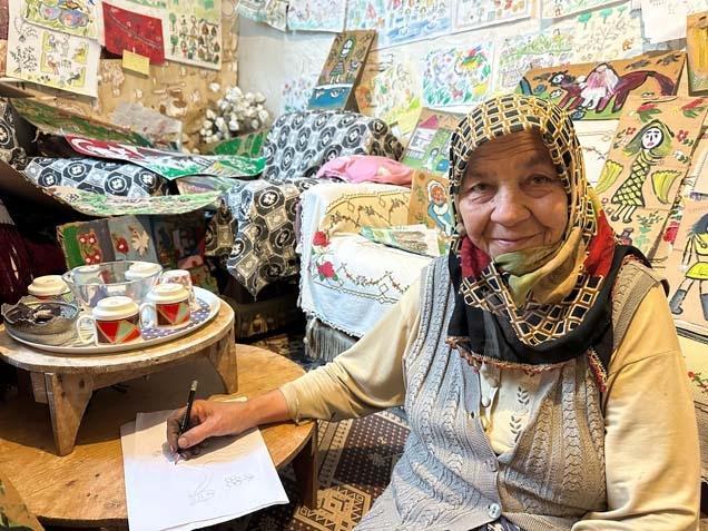 74 yaşında Okuma yazması yok ama evini gören şoke oluyor Üzüldüğünde ve sevindiğinde ilk yaptığım şey
