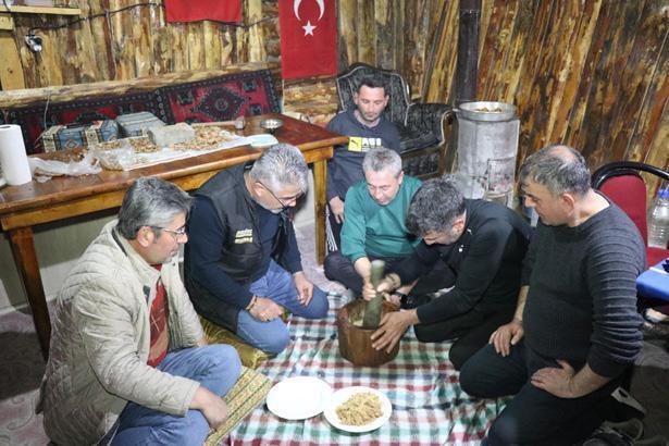 KAZANLARDA PİŞİREREK ŞIRASINI ÇIKARIYORUZ