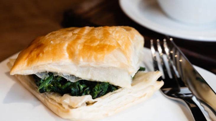 Çıtır çıtır ıspanaklı milföy tarifi Ramazan sofralarının yıldızı: 25 dakikada hazır