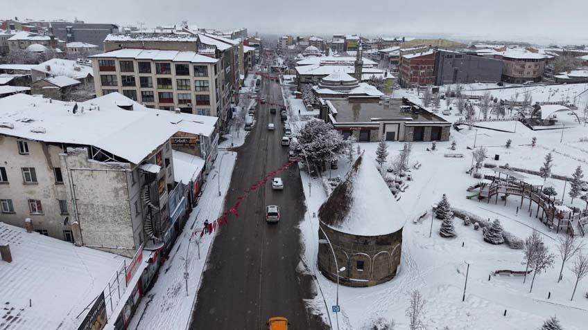 Yoğun kar alarmı sonrası felaket Onlarca yol tamamen kapandı, yeniden alarma geçildi Yoğun kar alarmı sonrası felaket Onlarca yol tamamen kapandı, yeniden alarma geçildi