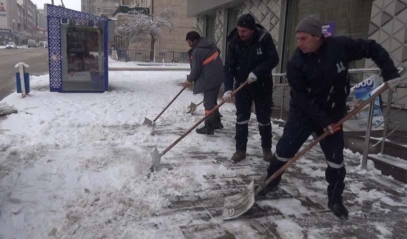 Yoğun kar alarmı sonrası felaket Onlarca yol tamamen kapandı, yeniden alarma geçildi Yoğun kar alarmı sonrası felaket Onlarca yol tamamen kapandı, yeniden alarma geçildi
