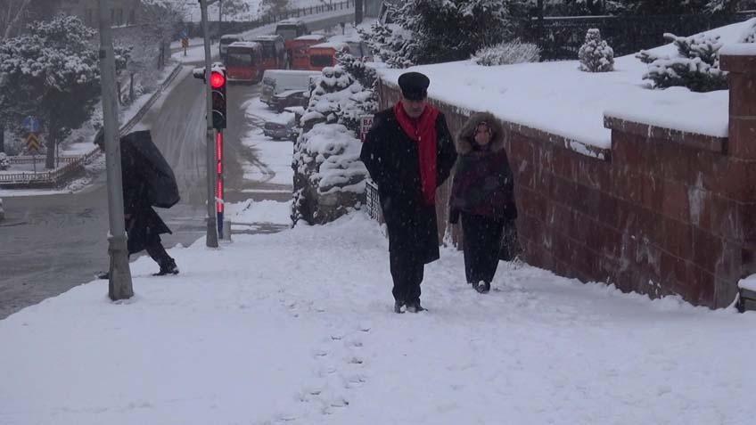 Yoğun kar alarmı sonrası felaket Onlarca yol tamamen kapandı, yeniden alarma geçildi Yoğun kar alarmı sonrası felaket Onlarca yol tamamen kapandı, yeniden alarma geçildi