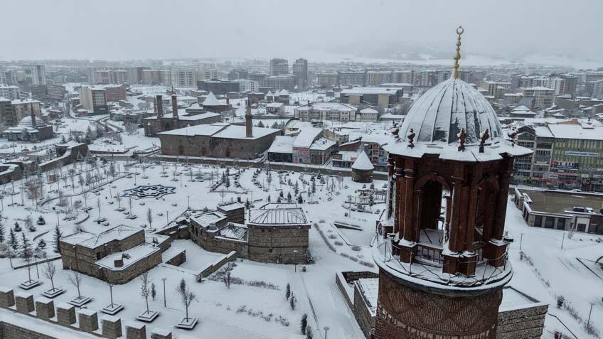 Yoğun kar alarmı sonrası felaket Onlarca yol tamamen kapandı, yeniden alarma geçildi Yoğun kar alarmı sonrası felaket Onlarca yol tamamen kapandı, yeniden alarma geçildi