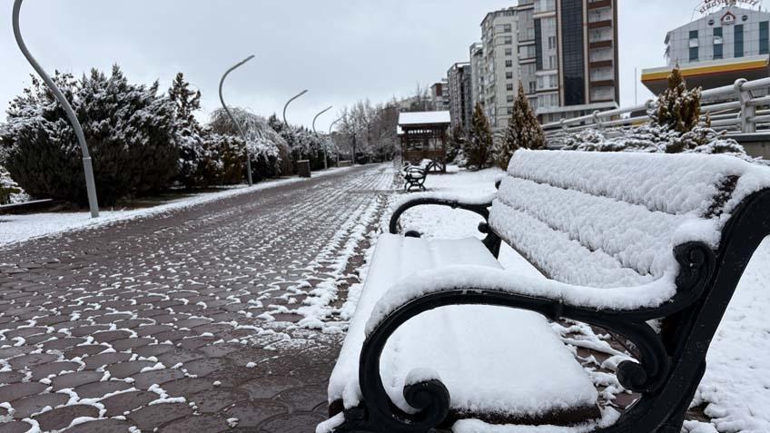 Yoğun kar alarmı sonrası felaket Onlarca yol tamamen kapandı, yeniden alarma geçildi Yoğun kar alarmı sonrası felaket Onlarca yol tamamen kapandı, yeniden alarma geçildi