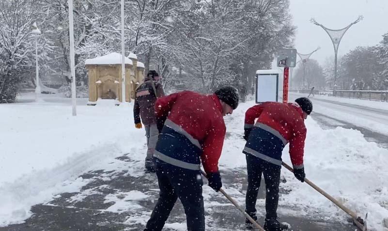 Yoğun kar alarmı sonrası felaket Onlarca yol tamamen kapandı, yeniden alarma geçildi Yoğun kar alarmı sonrası felaket Onlarca yol tamamen kapandı, yeniden alarma geçildi