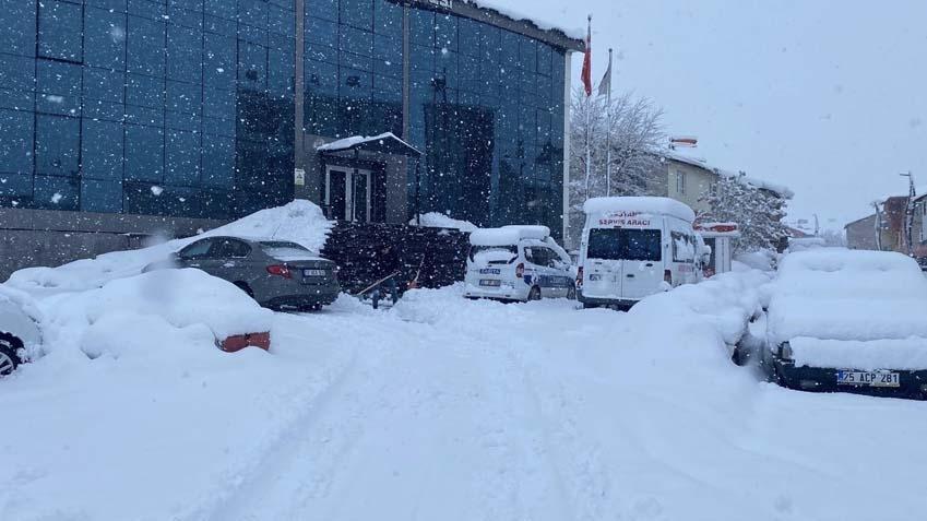 Yoğun kar alarmı sonrası felaket Onlarca yol tamamen kapandı, yeniden alarma geçildi Yoğun kar alarmı sonrası felaket Onlarca yol tamamen kapandı, yeniden alarma geçildi