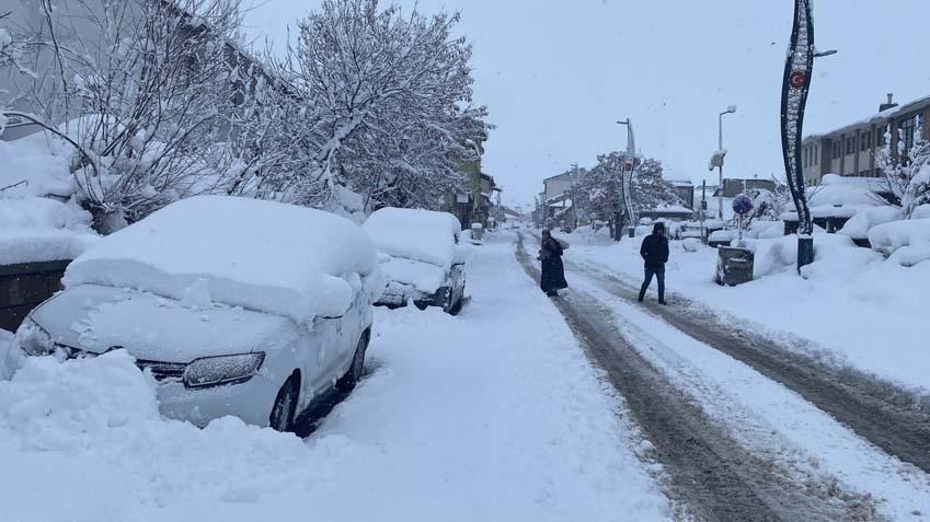 Yoğun kar alarmı sonrası felaket Onlarca yol tamamen kapandı, yeniden alarma geçildi Yoğun kar alarmı sonrası felaket Onlarca yol tamamen kapandı, yeniden alarma geçildi