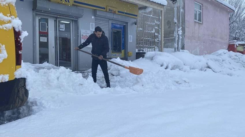 Yoğun kar alarmı sonrası felaket Onlarca yol tamamen kapandı, yeniden alarma geçildi Yoğun kar alarmı sonrası felaket Onlarca yol tamamen kapandı, yeniden alarma geçildi