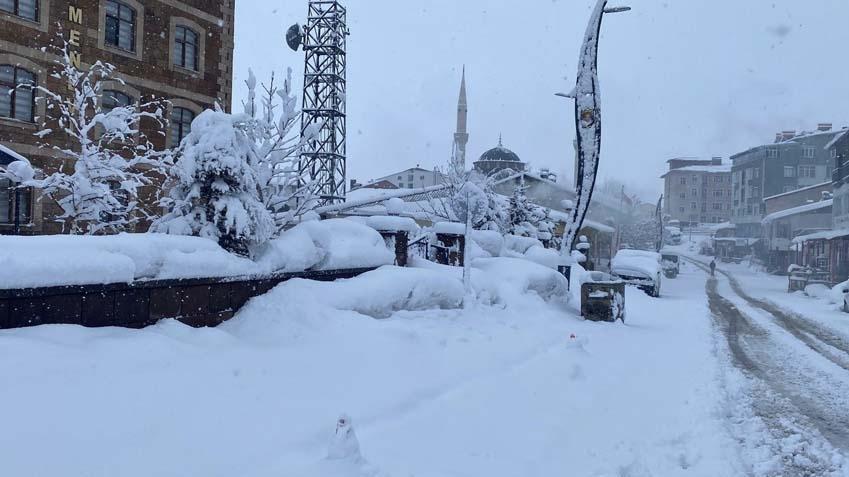 Yoğun kar alarmı sonrası felaket Onlarca yol tamamen kapandı, yeniden alarma geçildi Yoğun kar alarmı sonrası felaket Onlarca yol tamamen kapandı, yeniden alarma geçildi