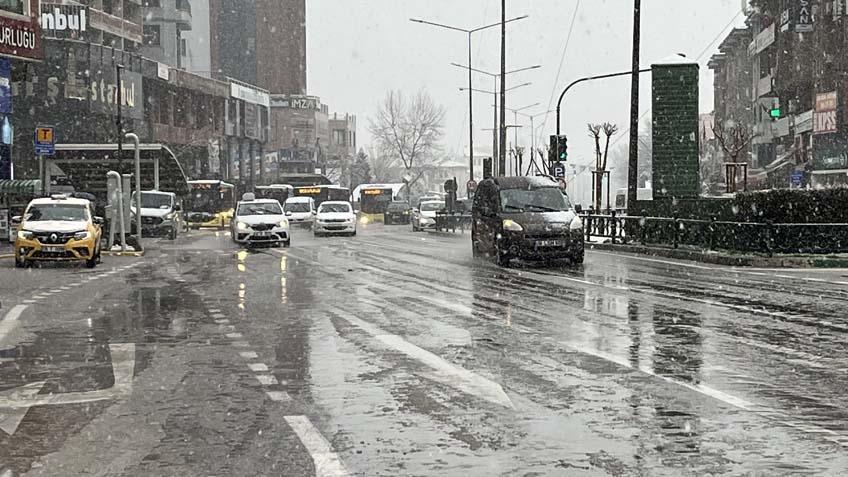 Yoğun kar alarmı sonrası felaket Onlarca yol tamamen kapandı, yeniden alarma geçildi Yoğun kar alarmı sonrası felaket Onlarca yol tamamen kapandı, yeniden alarma geçildi